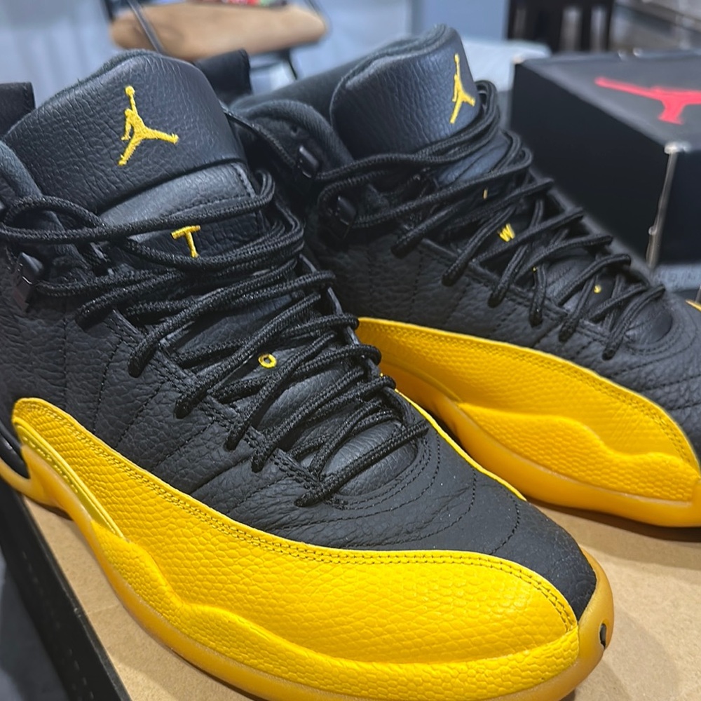 Jordan Men's Black and Yellow Sneakers